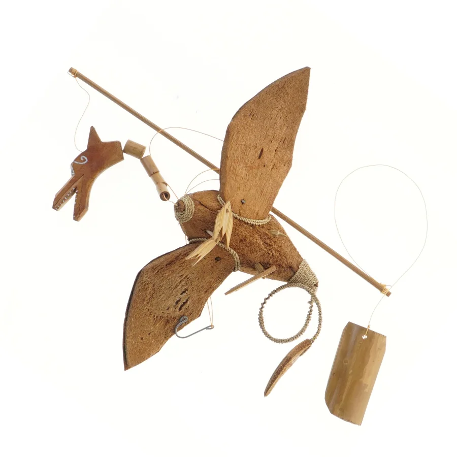 Kokosnød flyve kunst med vinget figur (str. 30x35 cm)