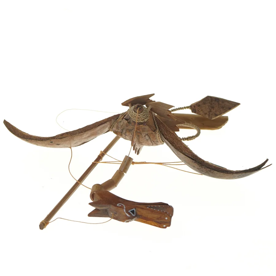 Kokosnød flyve kunst med vinget figur (str. 30x35 cm)