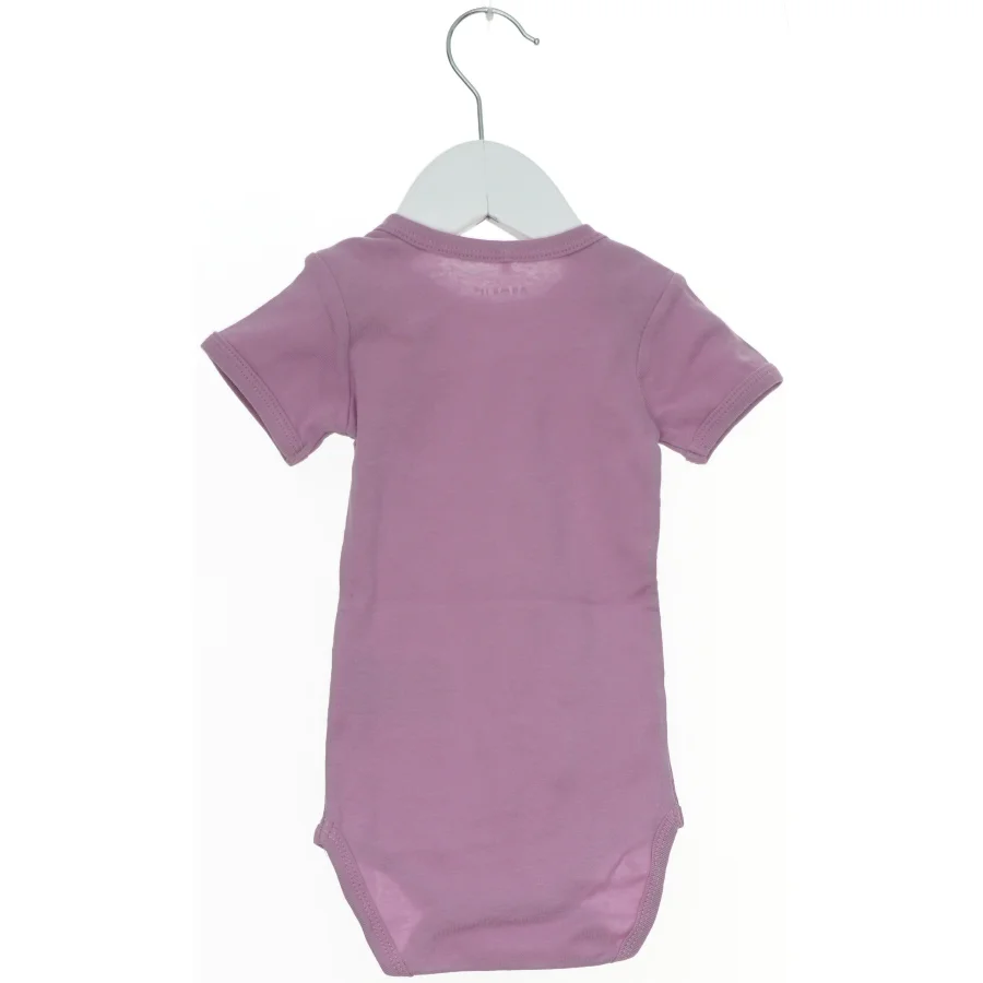 Lilla bodystocking til baby fra Name It (str. 68)