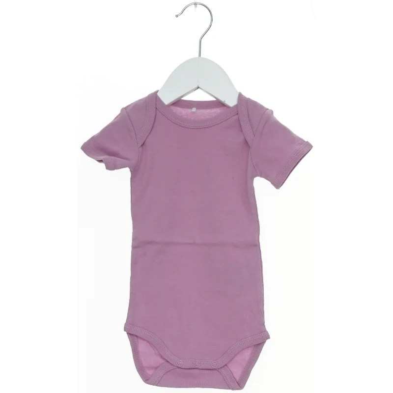 Lilla bodystocking til baby fra Name It (str. 68)