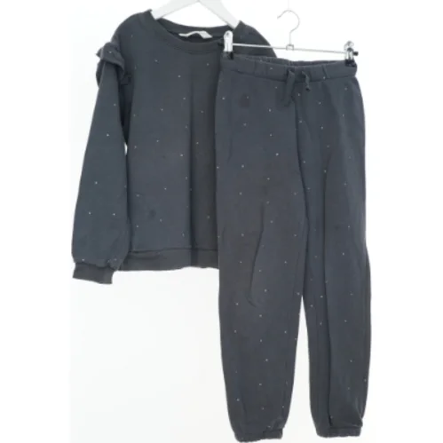 Grå sæt med sweater og bukser fra H&M (str. 134)