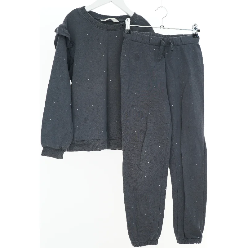 Grå sæt med sweater og bukser fra H&M (str. 134)