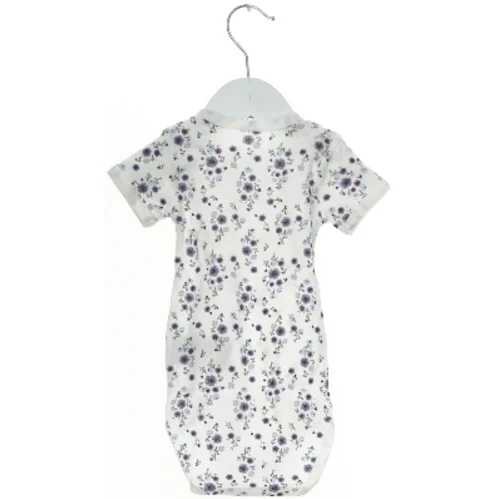 Blomsterbodystocking til baby fra Name It (str. 68)