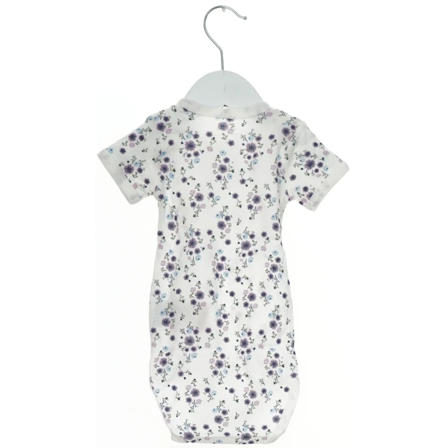 Blomsterbodystocking til baby fra Name It (str. 68)