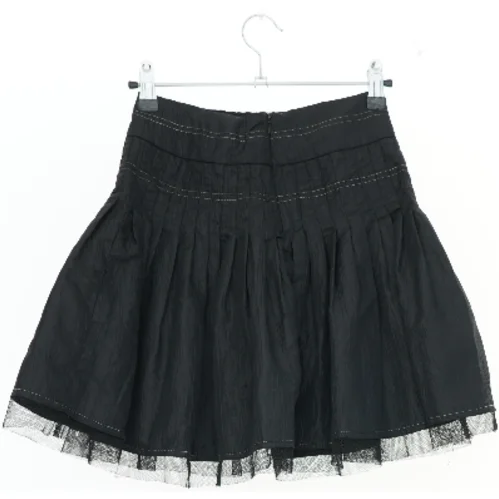 Sort nederdel med blomsterbroderi fra D-XEL (str. 128)