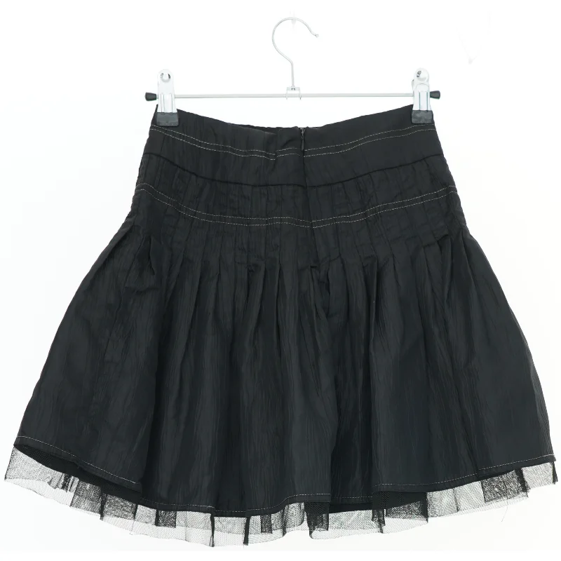 Sort nederdel med blomsterbroderi fra D-XEL (str. 128)