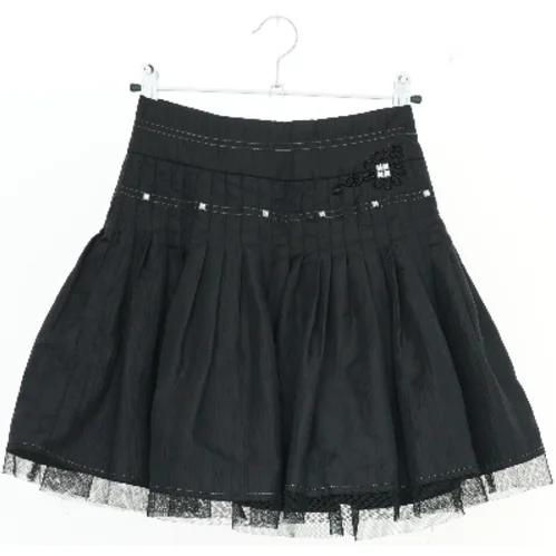 Sort nederdel med blomsterbroderi fra D-XEL (str. 128)