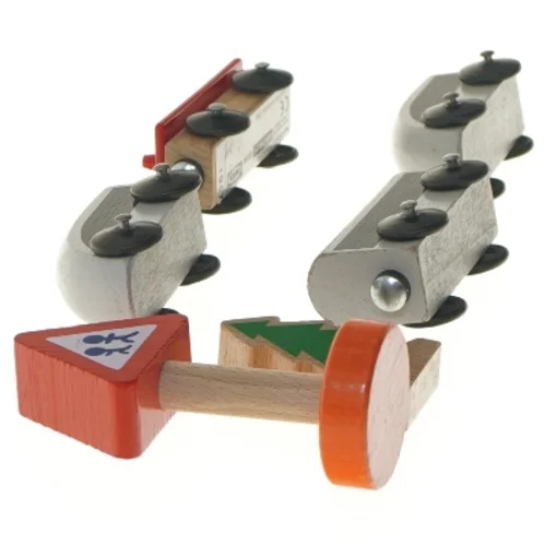 Sæt med trælegetøjsbil og tilbehør fra Brio (str. 7 cm)