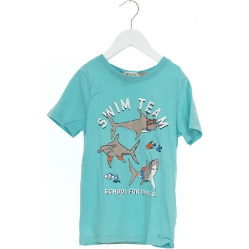Blå T-shirt med hajmotiv fra H&M (str. 122)