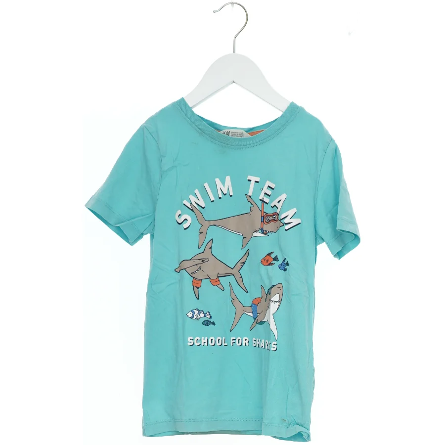 Blå T-shirt med hajmotiv fra H&M (str. 122)