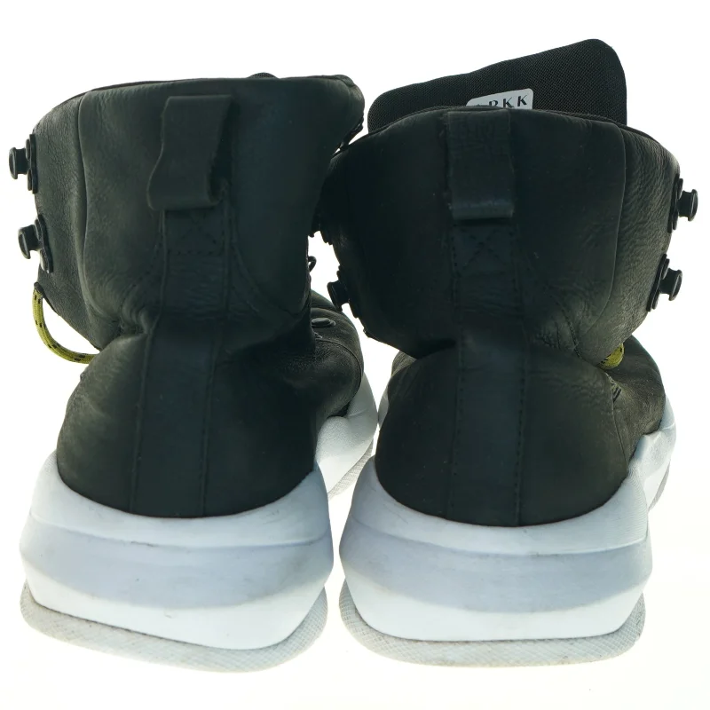 Sorte sneakers med højt skaft fra Arkk (str. 30 cm lang)