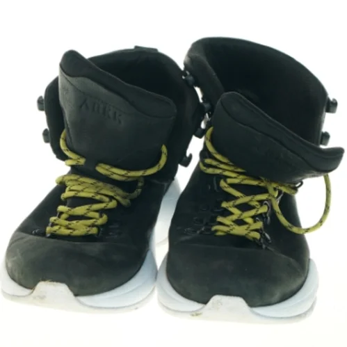 Sorte sneakers med højt skaft fra Arkk (str. 30 cm lang)