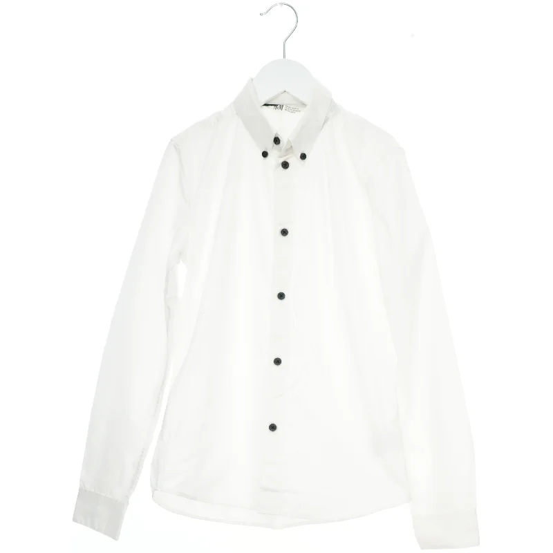 Hvid skjorte med sorte knapper fra H&M (str. 146)