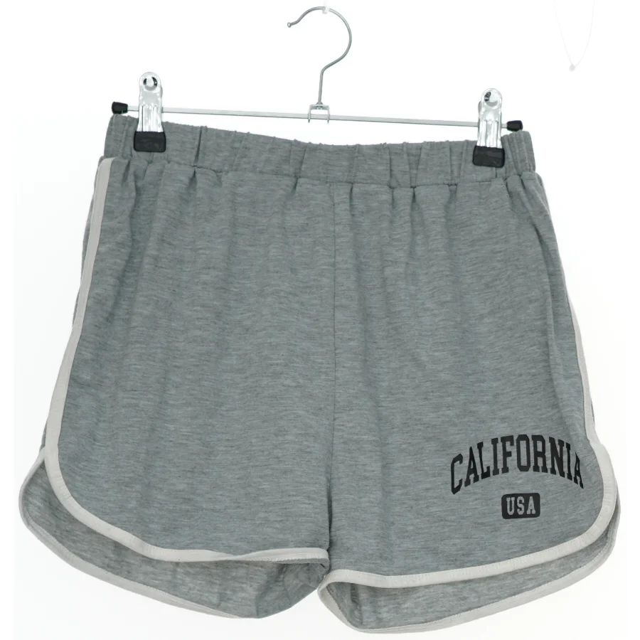 Grå shorts med teksten 'California USA' fra SHEIN  (str. 170)