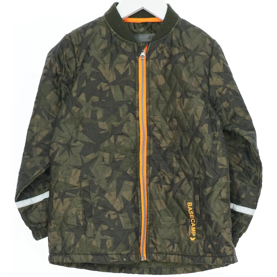 Termojakke i camouflage mønster fra Base Camp (str. 116)