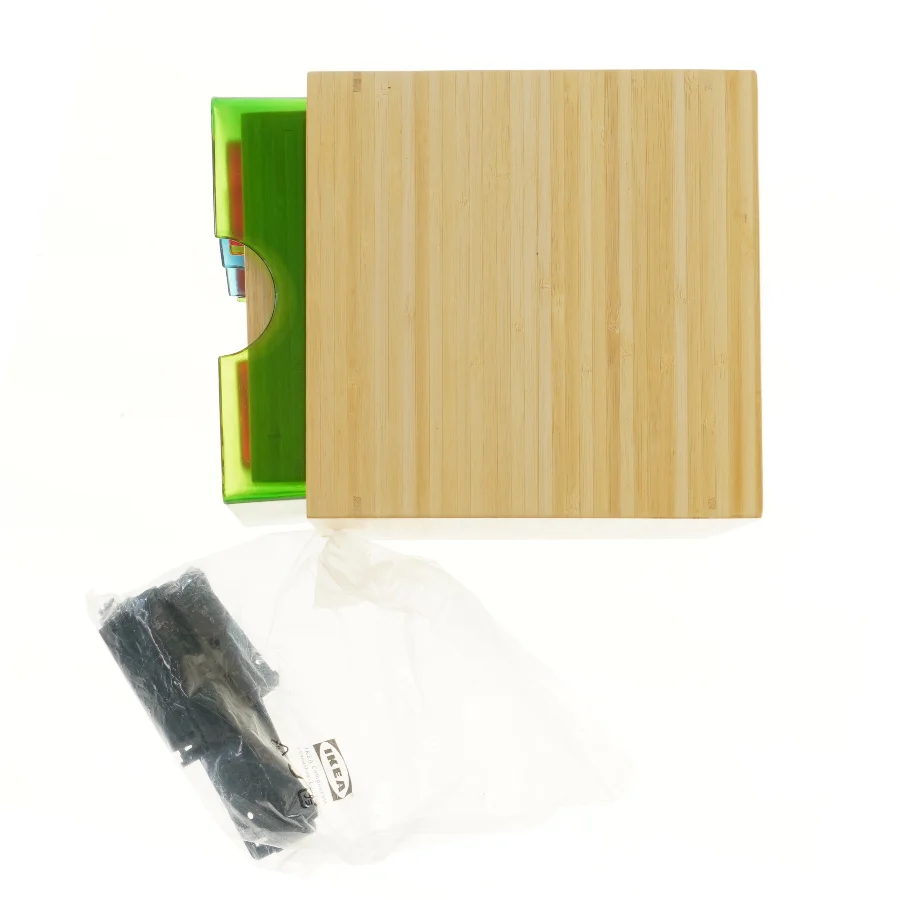 Cube system med farvede beholdere fra IKEA (str. 22,5x22,5x22,5 cm)