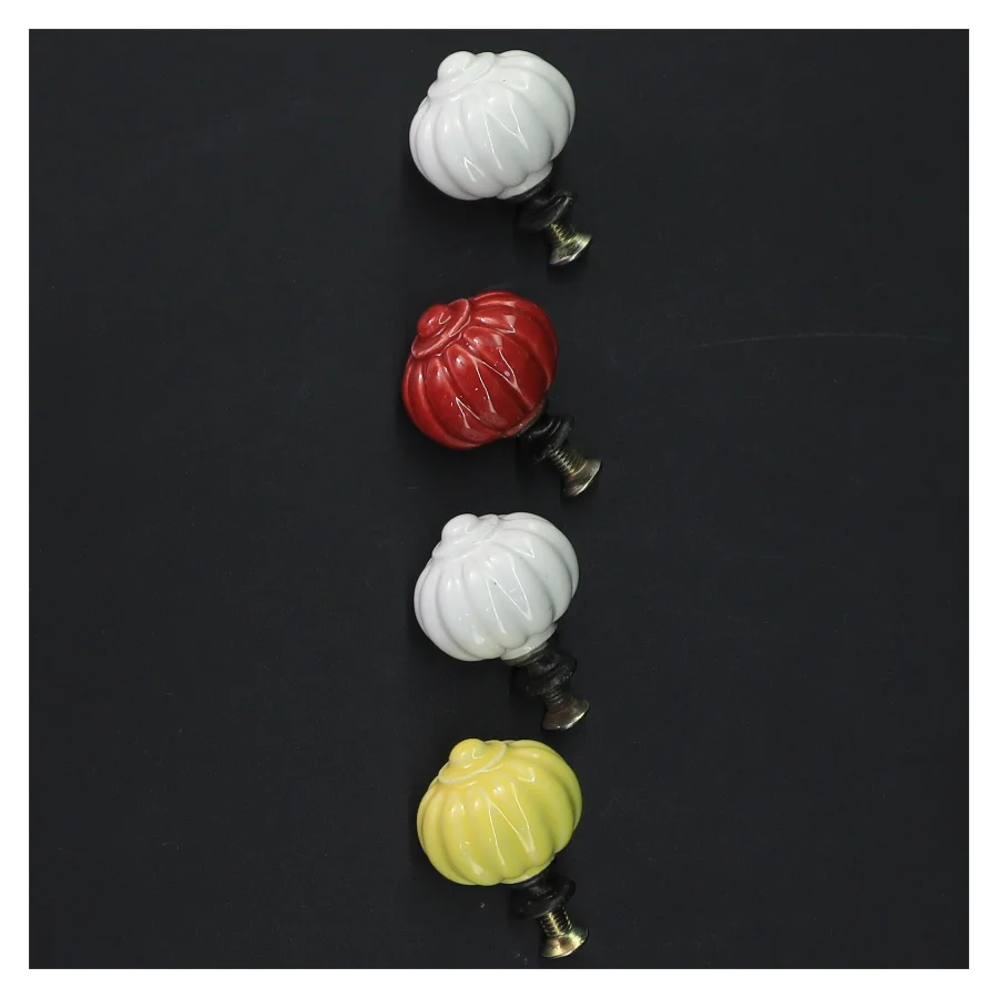 Sæt af farverige porcelæn greb (str. Ø. 3,5 cm)