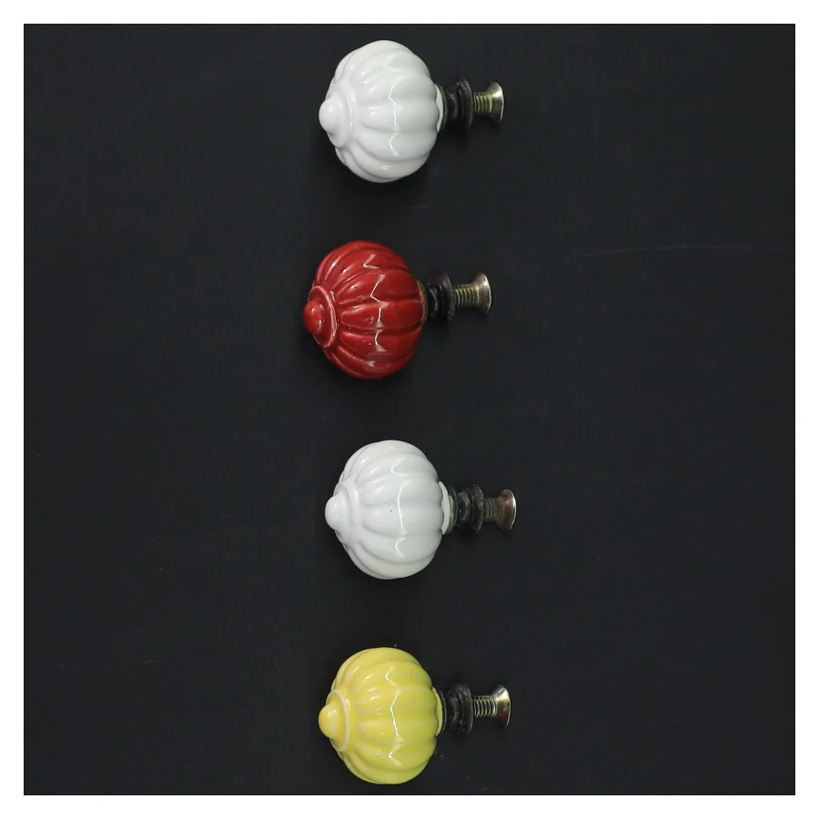 Sæt af farverige porcelæn greb (str. Ø. 3,5 cm)