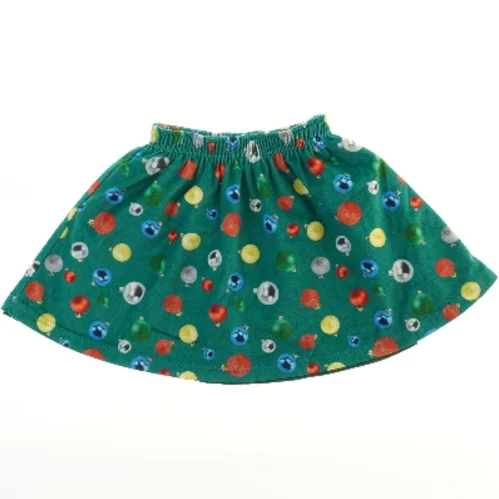 Julemotiv Børnenederdel med farverige ornamenter fra VRS (str. 116)