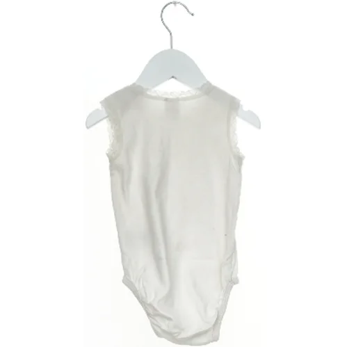 Hvid bodystocking til baby fra H&M (str. 86)