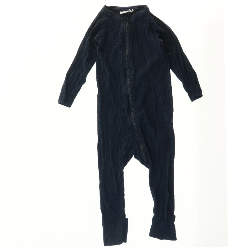 Mørkeblå heldragt fra Name It (str. 92)