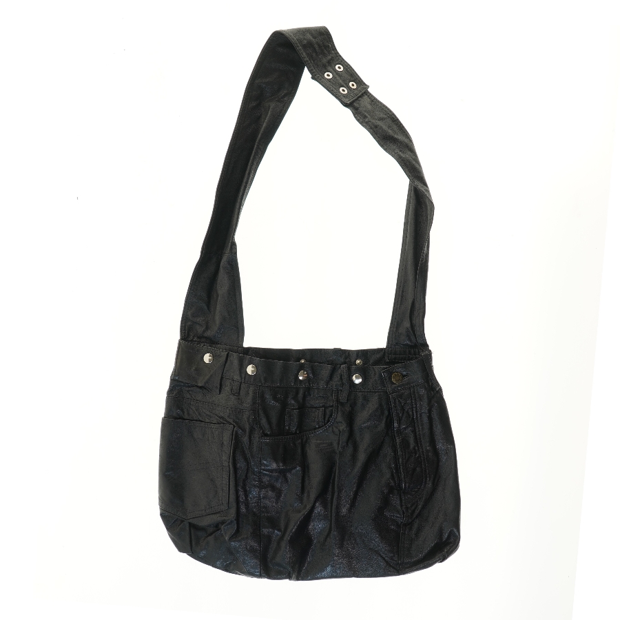 Sort skuldertaske i kunstlæder (str. 37x49 cm)