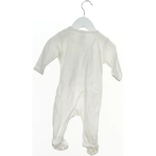 Babydragt med får motiv fra H&M (str. 62)