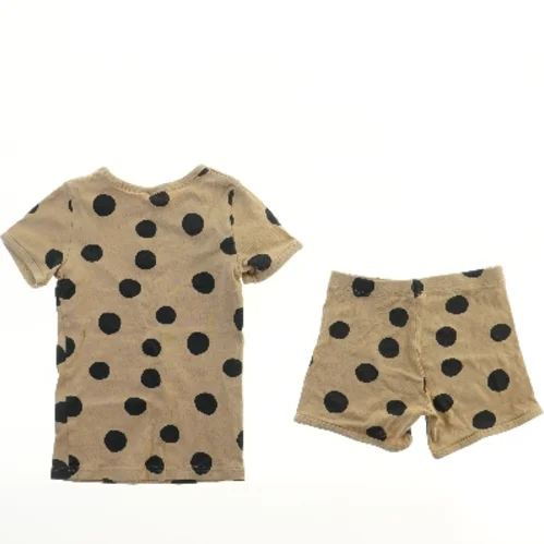 Prikket sæt med T-shirt og shorts (str. 134)