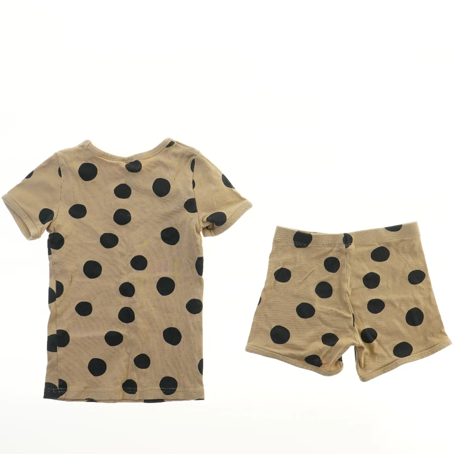 Prikket sæt med T-shirt og shorts (str. 134)