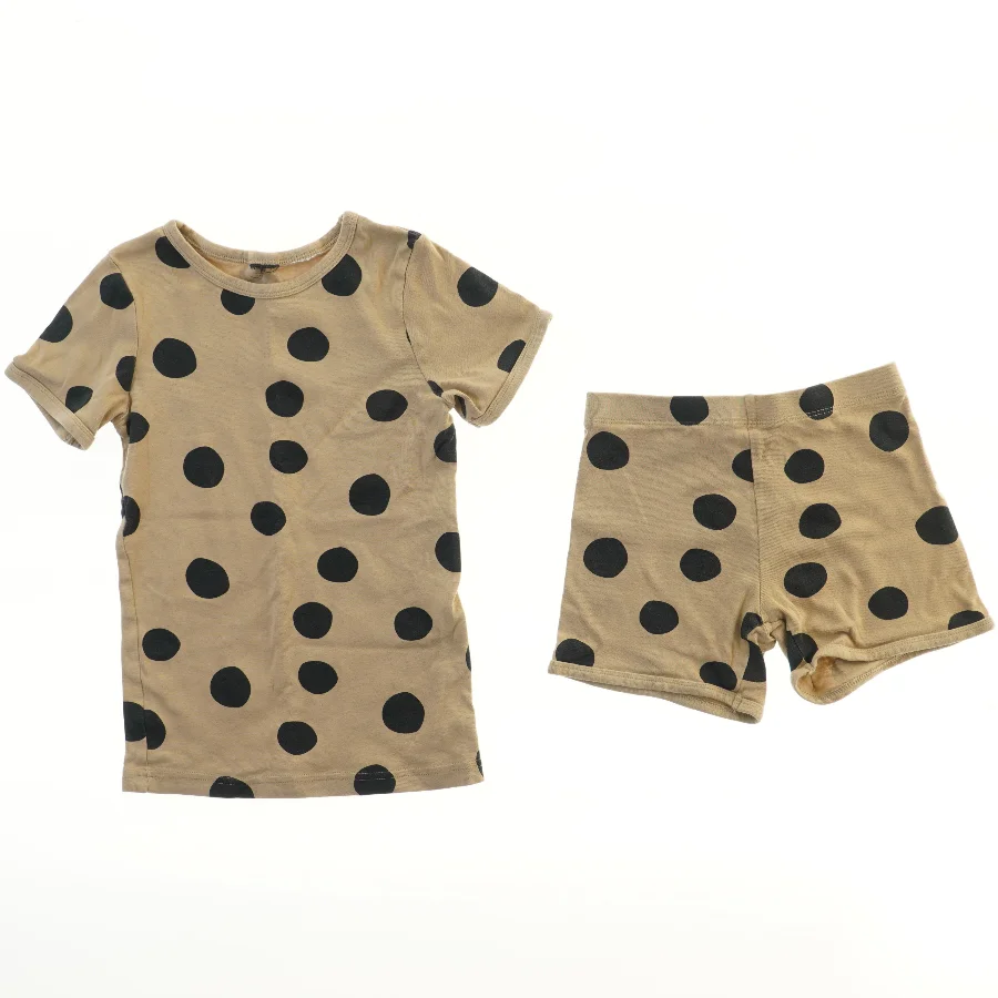 Prikket sæt med T-shirt og shorts (str. 134)