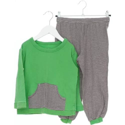 Sæt med trøje og bukser fra Entry (str. 110)