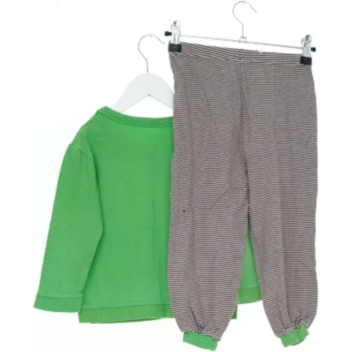 Sæt med trøje og bukser fra Entry (str. 110)