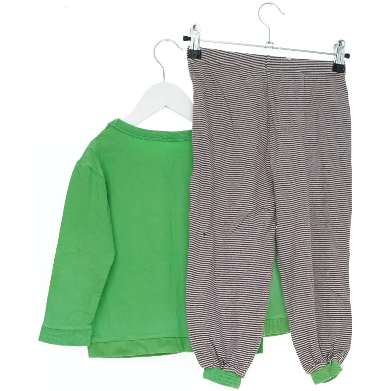 Sæt med trøje og bukser fra Entry (str. 110)