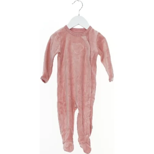 Lyserød heldragt til baby fra Friends (str. 68)