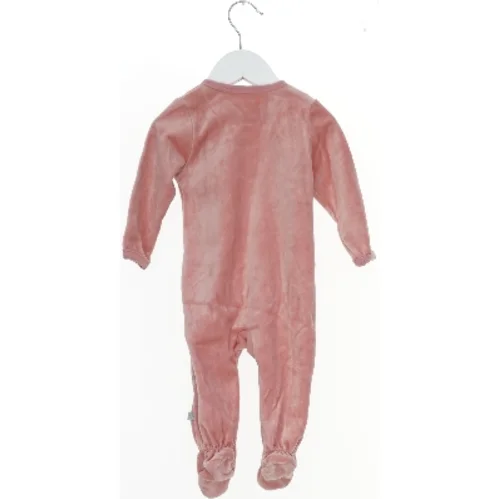 Lyserød heldragt til baby fra Friends (str. 68)