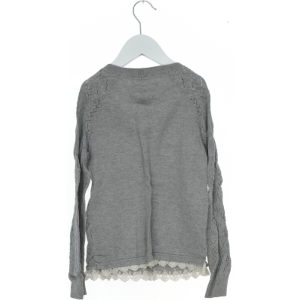 Grå striktrøje med blondekant fra Logg (str. 122)