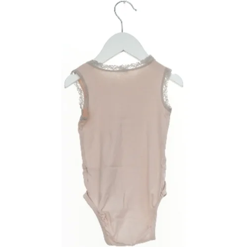 Body med blonde detaljer fra H&M (str. 86)