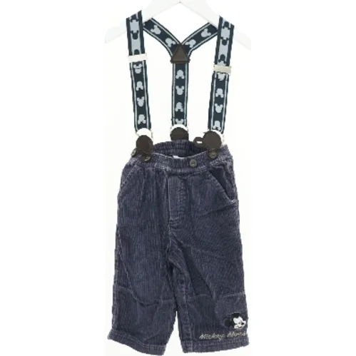 Børnebukser med seler og Mickey Mouse motiv fra H&M (str. 74)