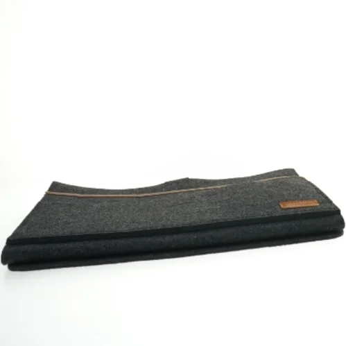 Grå hængehylde i grå filt (str. 35x27 cm)