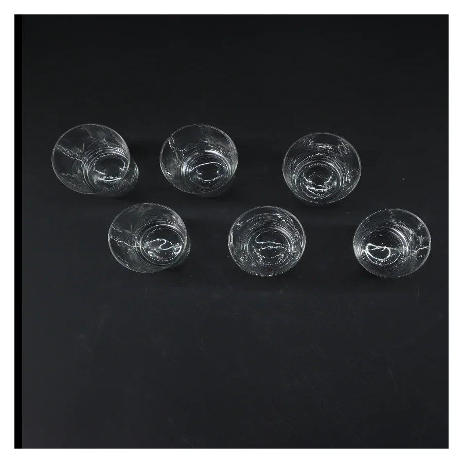 Sæt af seks drikkeglas med mønster (str. 6 styk. ø. 5,5 cm. længde. 10 cm)