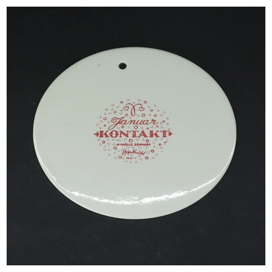 Dekorativt keramisk vægophæng fra Nymølle (str. Ø 15,5 cm)