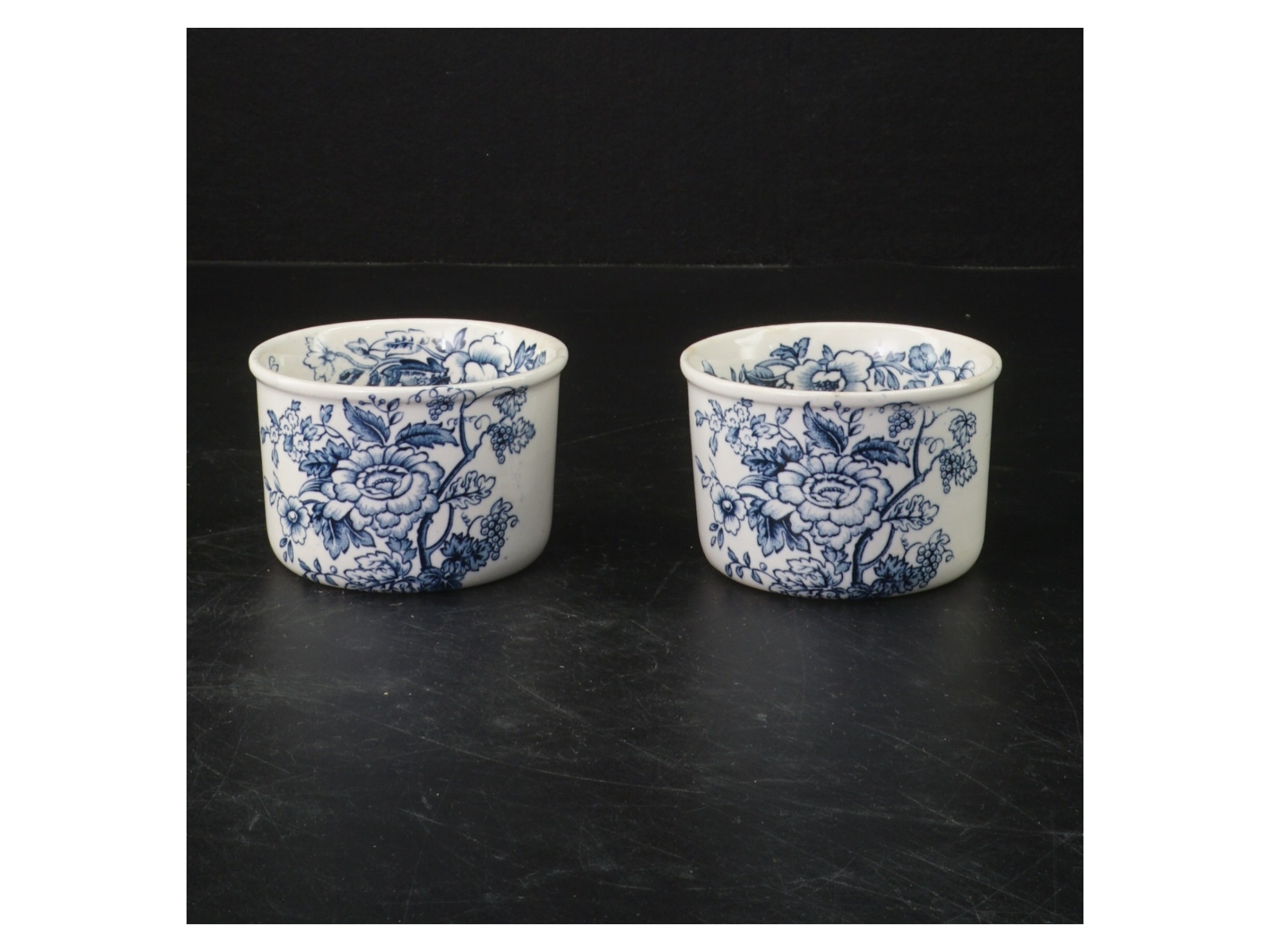Blå/hvide dekorative skåle fra Wedgwood (str. 2 styk. ø. 7,5 cm. længde. 5 cm)