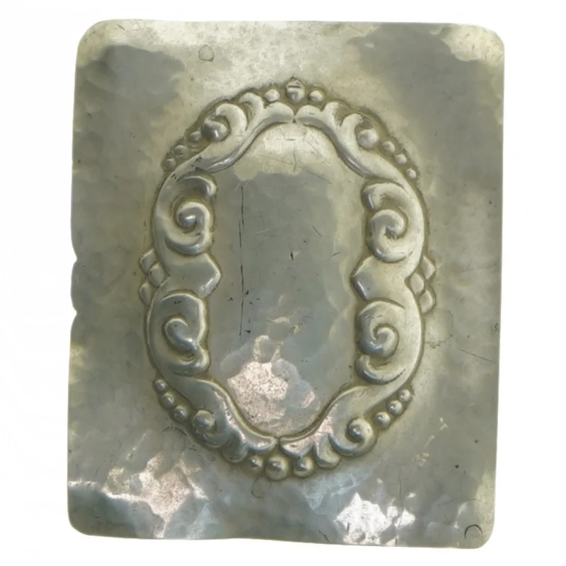 Smykkeskrin i metal (str. 9x7,5x3 cm)