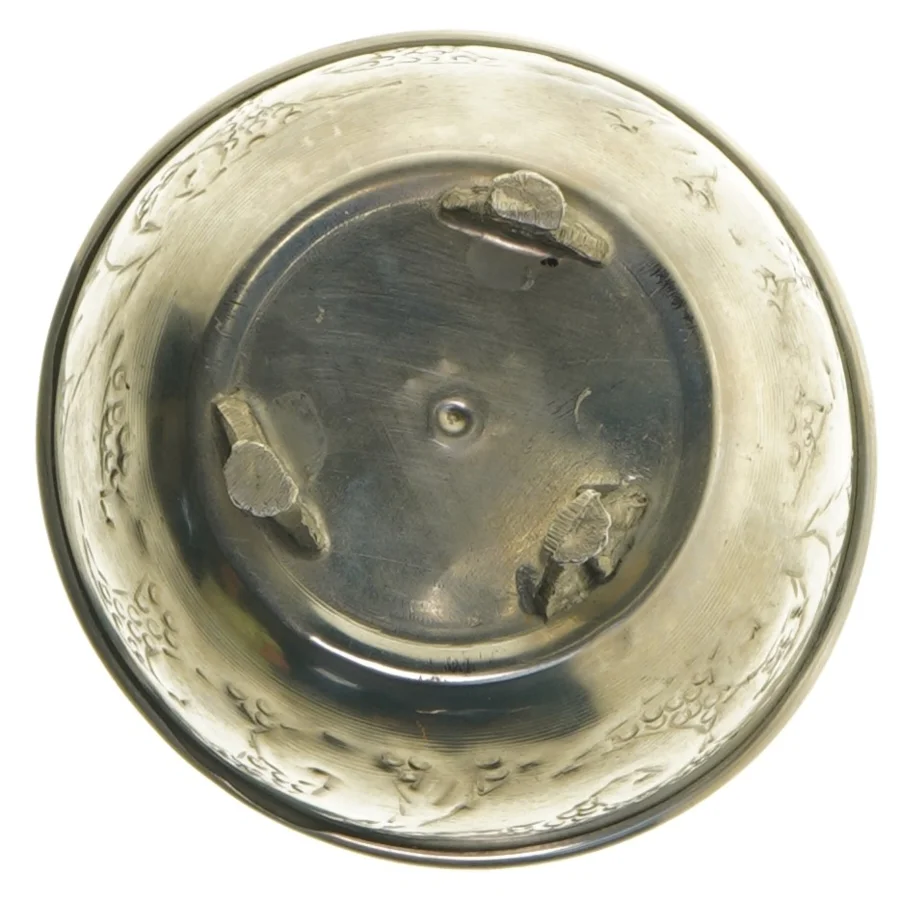 Forgyldt skål med låg og dekorative udskæringer (str. Ø 12 cm)