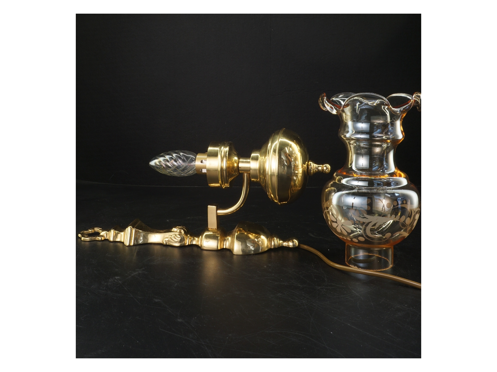 Vægmonteret guld lampe (str. 30 cm)