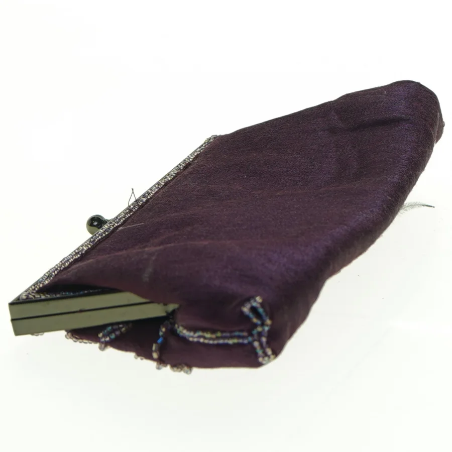 Broderet clutch i mørkelilla (str. 26 x 13 cm)