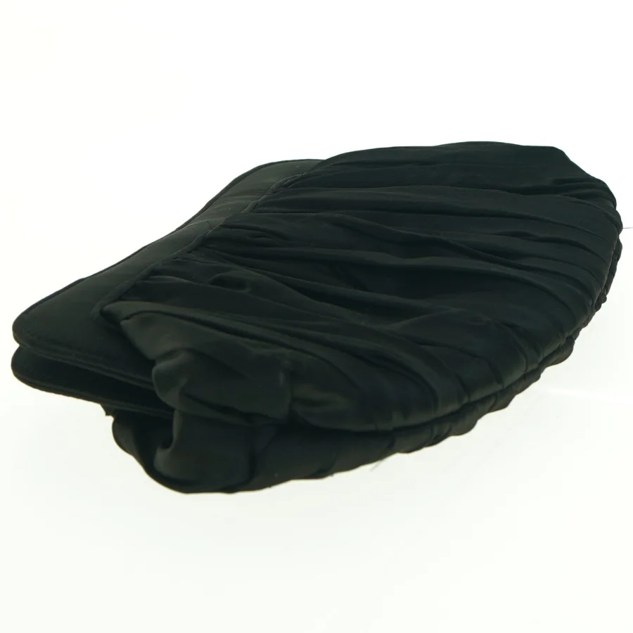 Sort satin clutch med pynt (str. 26 x 13 cm)