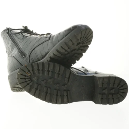 Støvler i krokodilleskinds look fra Anna Field (str. 39 )