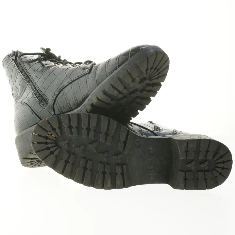 Støvler i krokodilleskinds look fra Anna Field (str. 39 )