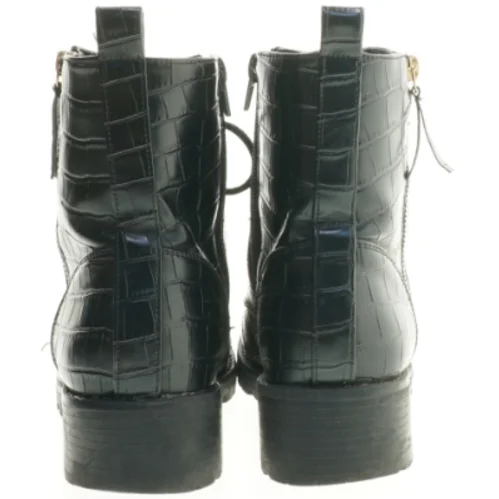 Støvler i krokodilleskinds look fra Anna Field (str. 39 )